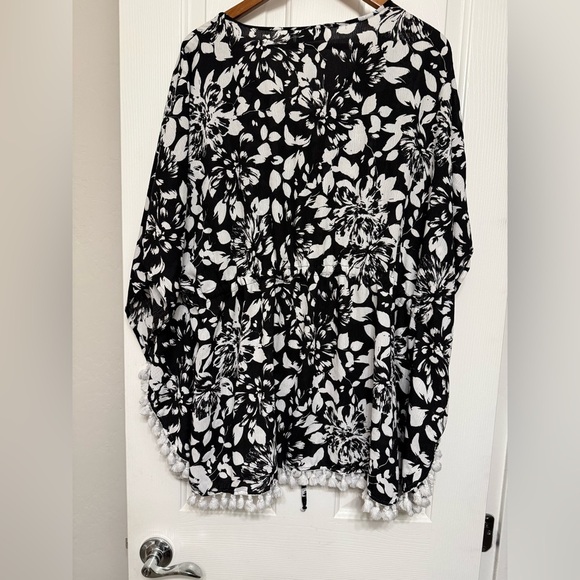 Susan Graver Printed Woven Scarf Top w/Tassel Trim Size 1X Black (Style A377184) - Picture 2 of 5